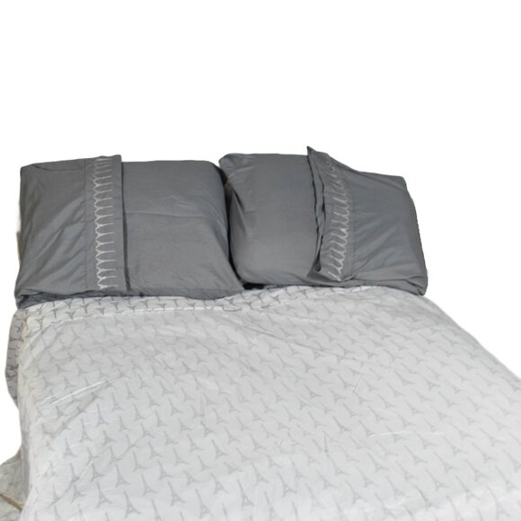 Eiffel Tower Print King Size Sheet Set - White with Grey Eiffel Towers - Picture 2 of 12